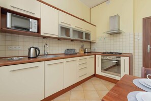 Frigorifero, microonde, forno, piano cottura