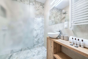 Dusche, Haartrockner, Handtücher, Shampoo