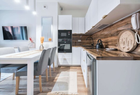 Frigorífico, microondas, horno y placa de cocina