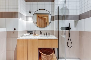 Shower, hair dryer, towels