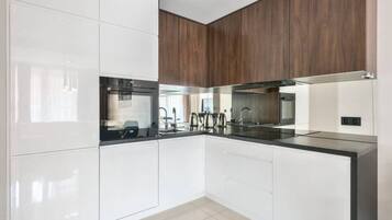 Kühlschrank, Mikrowelle, Ofen, Herdplatte