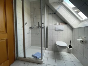 Dusche, Haartrockner, Handtücher, Toilettenpapier