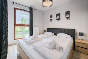 Een strijkplank/strijkijzer, reisbedje, wifi, beddengoed