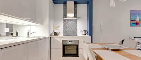 Frigorífico, placa de cocina, lavavajillas y utensilios de cocina