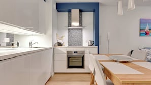 Kühlschrank, Herdplatte, Geschirrspüler, Wasserkocher
