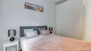 Iron/ironing board, WiFi, bed sheets