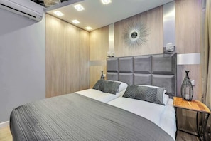 2 bedrooms, desk, iron/ironing board, WiFi