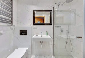 Douche, sèche-cheveux, serviettes fournies