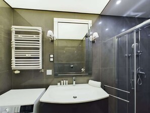 Shower, hair dryer, towels, shampoo - Stylish Studio | Parking, 500 m to the Old Town (Gdańsk)