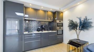 Een koelkast, een microgolfoven, een oven, een kookplaat