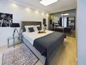 Tabla de planchar con plancha, wifi y ropa de cama