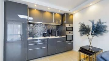 Geladeira, micro-ondas, fogão, cooktop