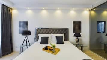 Een strijkplank/strijkijzer, wifi, beddengoed