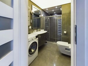 Een douche, een haardroger, handdoeken, shampoo