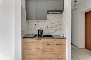 Refrigerador, tetera eléctrica, utensilios de cocina y comedor 