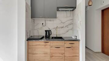 Fridge, cookware/dishes/utensils