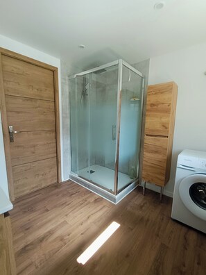 تجهيزات دش، مناشف، صابون، ورق حمّام