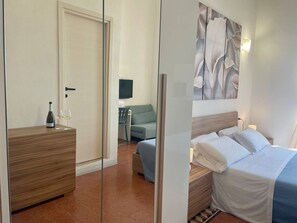 Habitación doble Deluxe, vista parcial al mar | Wifi gratis 