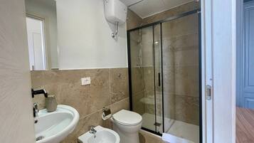 Superior-Doppelzimmer, Balkon, eingeschränkter Meerblick | Badezimmer