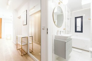 Shower, hair dryer, towels, shampoo - Modern Apartment | Balcony | Granary Island (Gdańsk)