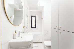 Dusche, Haartrockner, Handtücher, Shampoo