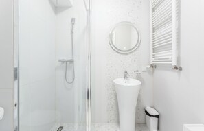 Dusche, Haartrockner, Handtücher, Shampoo