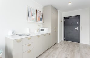Réfrigérateur, micro-ondes, plaque de cuisson, lave-vaisselle