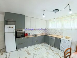 Microonde, forno, piano cottura, lavastoviglie