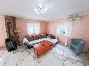 Smart TV, fireplace