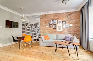 TV, offices - Długa 43/44 | Gdańsk  | Stylish Apartment | View on Długa Street (Gdańsk)