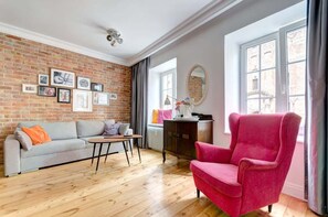 TV, offices - Długa 43/44 | Gdańsk  | Stylish Apartment | View on Długa Street (Gdańsk)