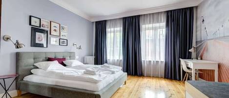 1 Schlafzimmer, Schreibtisch, Bügeleisen/Bügelbrett, Reisekinderbett