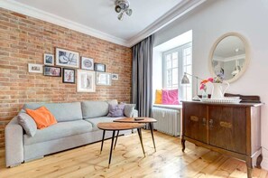 TV, offices - Długa 43/44 | Gdańsk  | Stylish Apartment | View on Długa Street (Gdańsk)