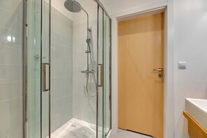 Douche, séchoir à cheveux, serviettes fournies, shampooing