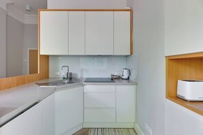 Refrigerador, microondas, lavavajillas y tetera eléctrica 