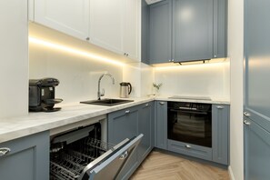 Kjøleskap, ovn, kokeplater og oppvaskmaskin