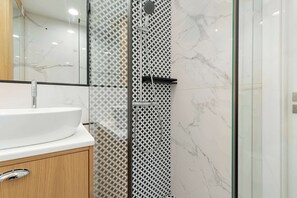 Shower, hair dryer, towels, shampoo