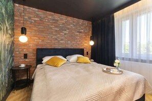 2 bedrooms, desk, iron/ironing board, travel crib