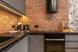 Fridge, oven, stovetop, dishwasher