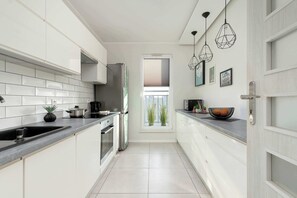 Frigorífic, microones, forn i placa de cuina