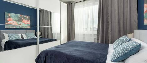 1 chambre, bureau, fer et planche Ă repasser, lit parapluie