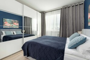 1 dormitorio, escritorio, tabla de planchar con plancha y cuna de viaje