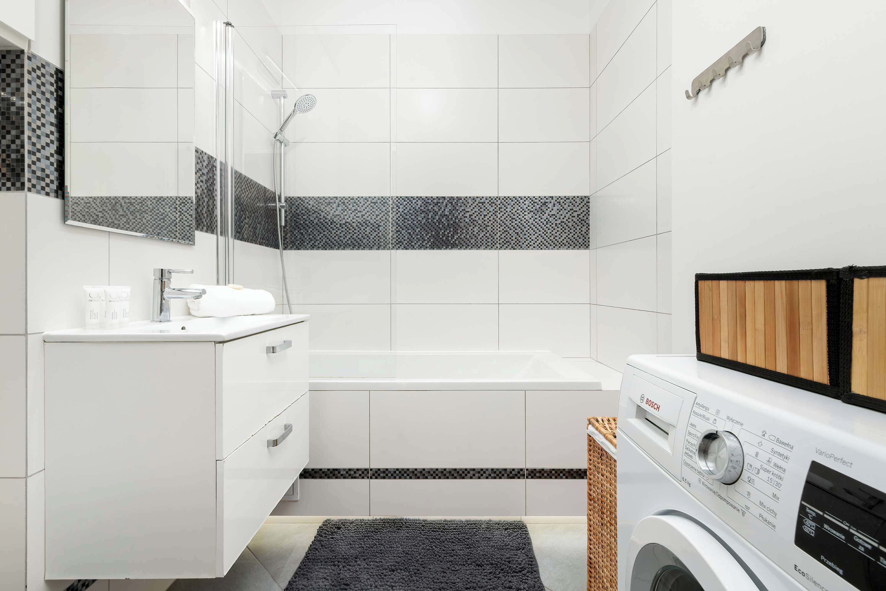 Douche, sèche-cheveux, serviettes fournies