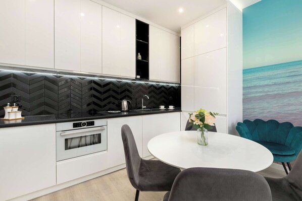 Fridge, microwave, oven, stovetop