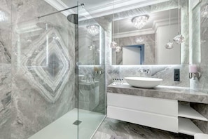 Douche, séchoir à cheveux, serviettes fournies, shampooing