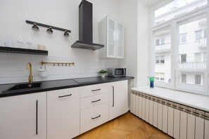 Kylskåp, mikrovågsugn, spishäll och diskmaskin