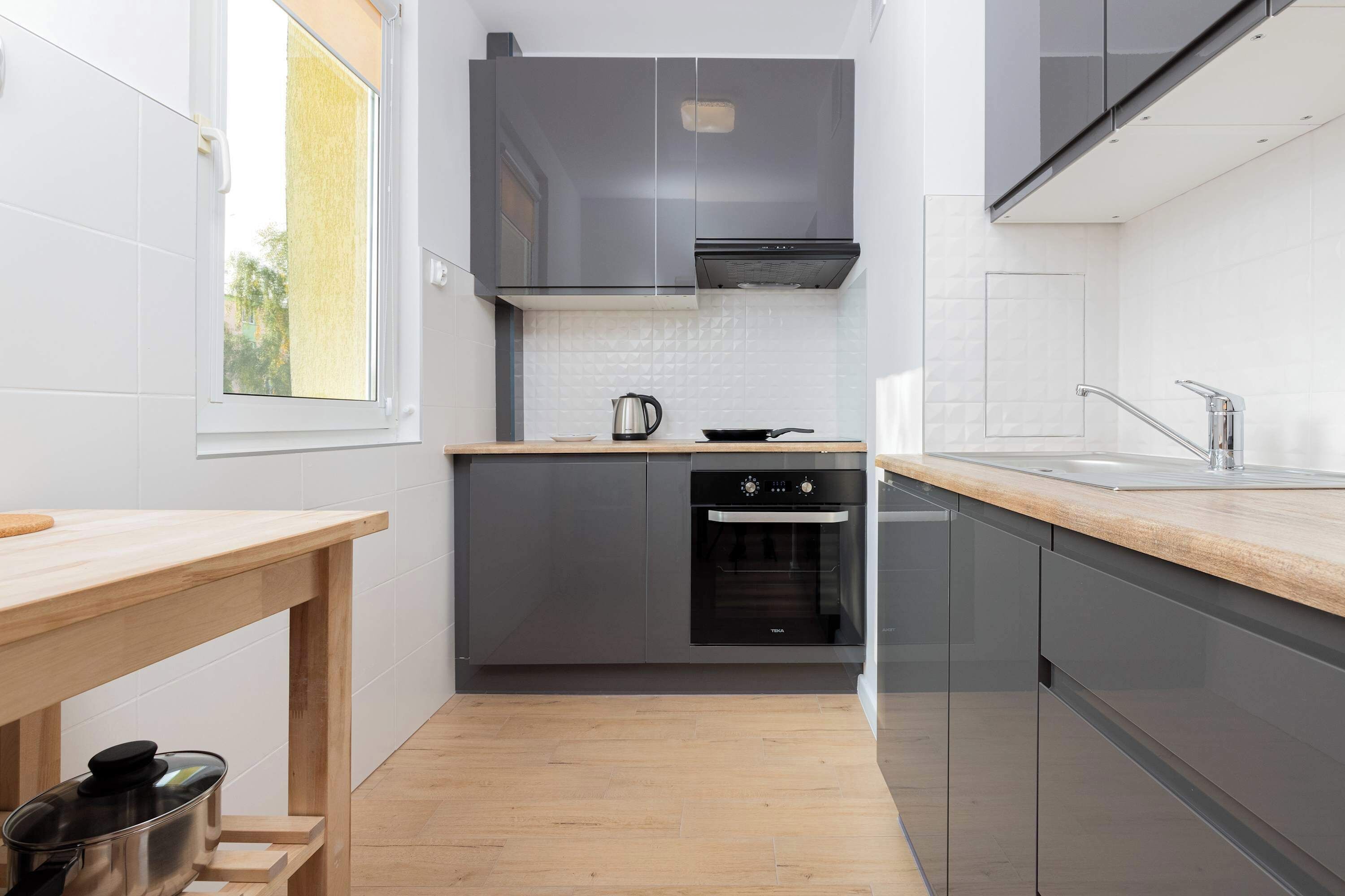 Fridge, oven, stovetop, electric kettle