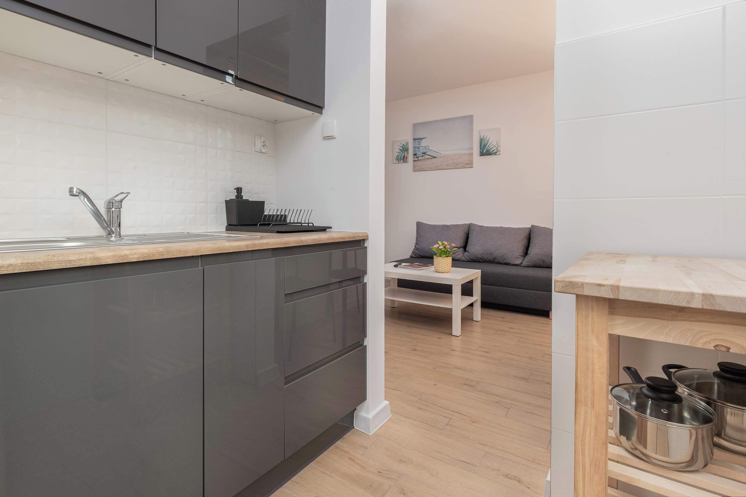 Fridge, oven, stovetop, electric kettle