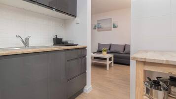 Fridge, oven, stovetop, electric kettle