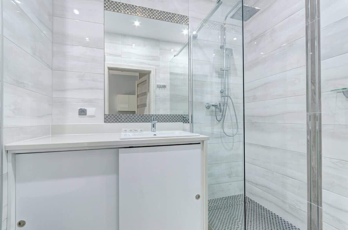 Shower, hair dryer, towels, shampoo